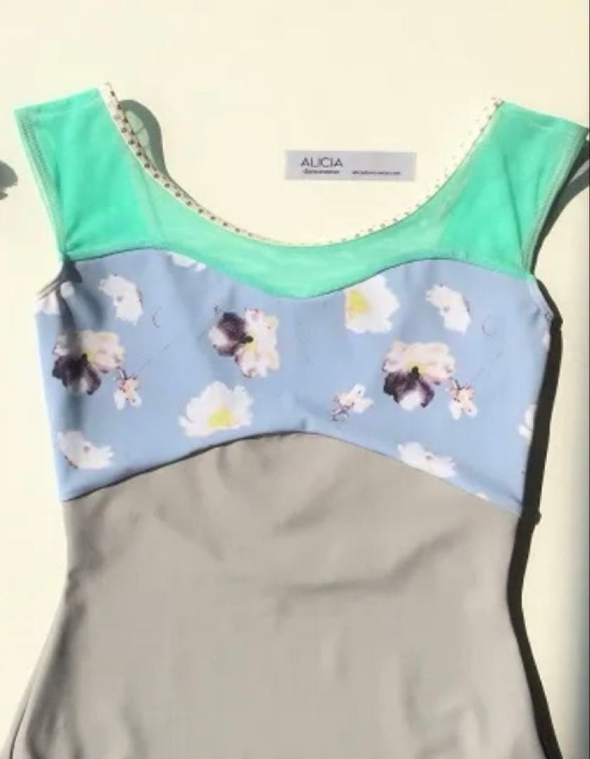 ALICIA dancewearのフラワープリント バレエレオタード