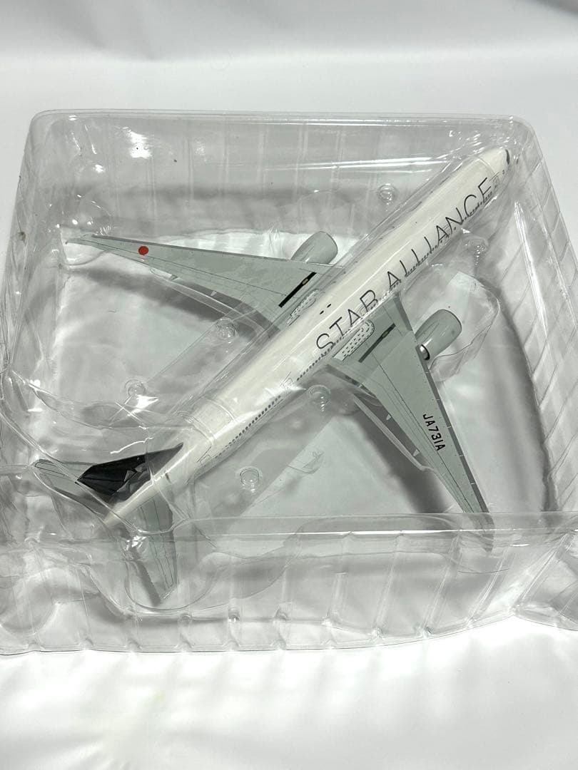 全日空商事 1/200 ANA 777-300ER STAR ALLIANCE
